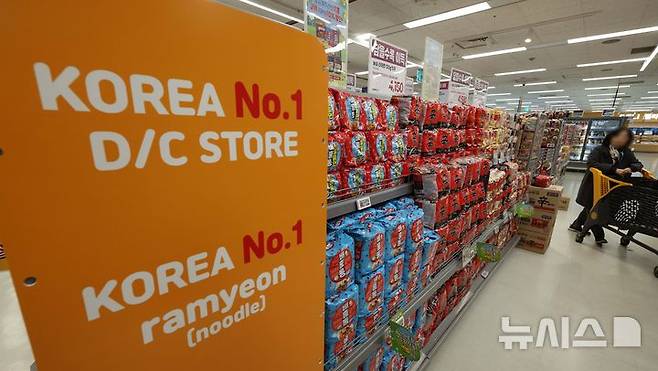 [서울=뉴시스] 고범준 기자 = 서울 용산구의 한 대형마트에서 각종 라면이 판매되고 있다. 2025.04.03. bjko@newsis.com