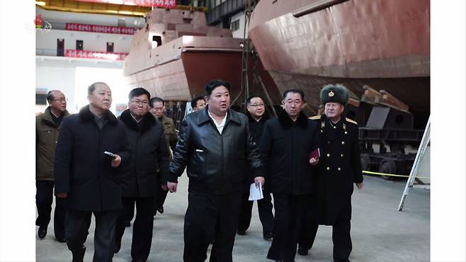 [서울=뉴시스] 김정은 북한 국무위원장이 2일 남포조선소를 방문해 전쟁준비를 위해 해군무력 강화의 중요성을 강조했다고 조선중앙TV가 3일 보도하고 있다. (사진=조선중앙TV 캡처) 2024.02.03. photo@newsis.com *재판매 및 DB 금지