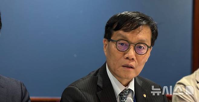 [워싱턴=뉴시스]이윤희 특파원 = 이창용 한국은행 총재가 25일(현지 시간) 미국 워싱턴DC 인근에서 특파원 간담회를 열고 발언하고 있다. 2025.04.26.