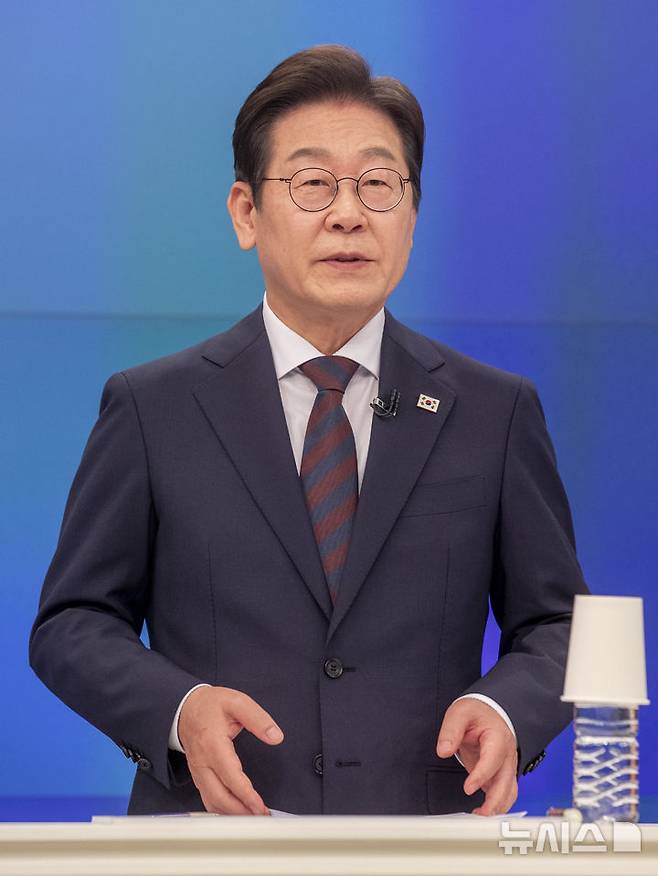 [서울=뉴시스] 국회사진기자단= 이재명 더불어민주당 대선 경선 후보가 25일 서울 중구 티비조선 스튜디오에서 열린 민주당 경선 마지막 TV토론회에서 토론준비를 하고 있다. 2025.04.25. photo@newsis.com