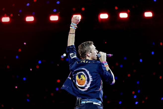 [고양=뉴시스] 세계적인 브릿팝 밴드 '콜드플레이(Coldplay)'가 16일 오후 경기 고양 고양종합운동장에서 두 번째 내한공연 '라이브 네이션 프레젠츠 콜드플레이 : 뮤직 오브 더 스피어스 딜리버드 바이 디에이치엘(LIVE NATION PRESENTS COLDPLAY : MUSIC OF THE SPHERES DELIVERED BY DHL)'을 펼치고 있다. 당일 5만명이 운집했다. 그간 고양종합운동장에서 콘서트를 연 스타들의 콘서트 수용인원은 3만명 안팎이었는데, 콜드플레이의 국내 인기를 새삼 실감케 했다. 콜드플레이는 18·19·22·24·25일에도 같은 무대에 오른다. 총 여섯 차례 공연으로 30만명을 모을 것으로 예상된다. 역대 내한공연 중 최대 규모로 최다 회차, 최다 관객 기록이다. (사진 = 라이브 네이션 코리아 제공) 2025.04.17. photo@newsis.com. *재판매 및 DB 금지