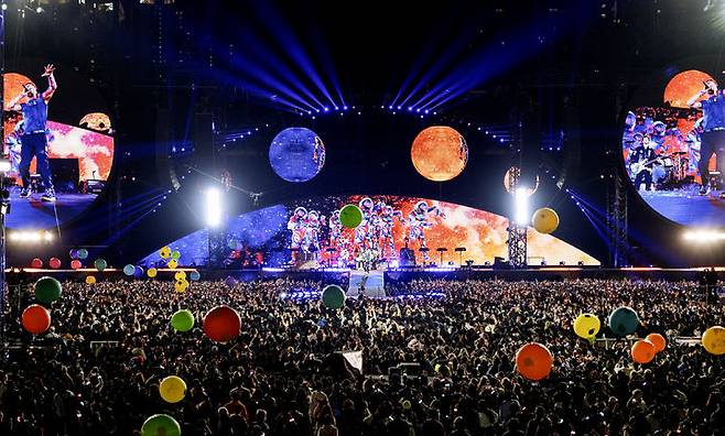 [고양=뉴시스] 세계적인 브릿팝 밴드 '콜드플레이(Coldplay)'가 16일 오후 경기 고양 고양종합운동장에서 두 번째 내한공연 '라이브 네이션 프레젠츠 콜드플레이 : 뮤직 오브 더 스피어스 딜리버드 바이 디에이치엘(LIVE NATION PRESENTS COLDPLAY : MUSIC OF THE SPHERES DELIVERED BY DHL)'을 펼치고 있다. 당일 5만명이 운집했다. 그간 고양종합운동장에서 콘서트를 연 스타들의 콘서트 수용인원은 3만명 안팎이었는데, 콜드플레이의 국내 인기를 새삼 실감케 했다. 콜드플레이는 18·19·22·24·25일에도 같은 무대에 오른다. 총 여섯 차례 공연으로 30만명을 모을 것으로 예상된다. 역대 내한공연 중 최대 규모로 최다 회차, 최다 관객 기록이다. (사진 = 라이브 네이션 코리아 제공) 2025.04.17. photo@newsis.com. *재판매 및 DB 금지
