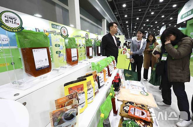 [서울=뉴시스] 김근수 기자 = 서울 서초구 aT센터에서 열린 2025 CJ프레시웨이 푸드 솔루션 박람회에서 부스 직원이 제품을 설명하고 있다. 2025.03.19. ks@newsis.com