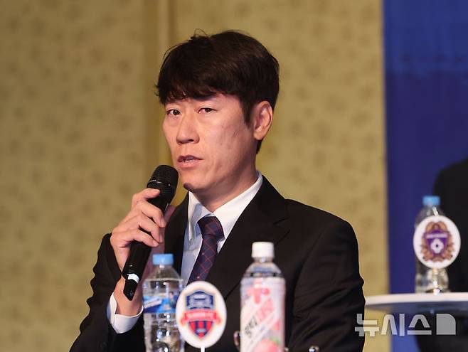 [서울=뉴시스] 김금보 기자 = 지난 2월13일 서울 서대문구 스위스그랜드호텔에서 열린 'K리그1 2025 개막 미디어데이'에서 수원 FC 김은중 감독이 포부를 밝히고 있다. 2025.02.13. kgb@newsis.com