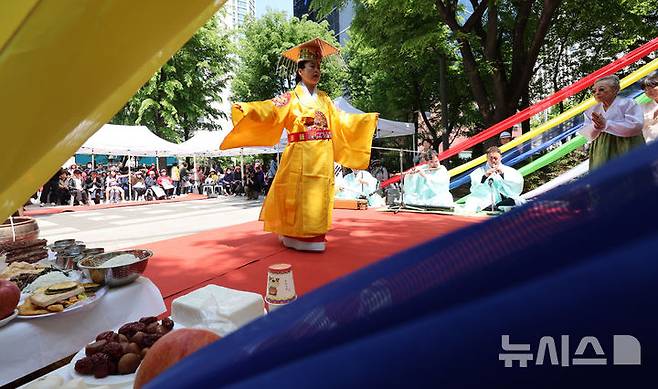 [서울=뉴시스] 이영환 기자 = 26일 오후 서울 마포구 복사꽃 어린이공원에서 2025년 마포나루굿 재현행사가 진행되고 있다. 2025.04.26. 20hwan@newsis.com