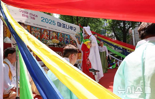 [서울=뉴시스] 이영환 기자 = 26일 오후 서울 마포구 복사꽃 어린이공원에서 2025년 마포나루굿 재현행사가 진행되고 있다. 2025.04.26. 20hwan@newsis.com