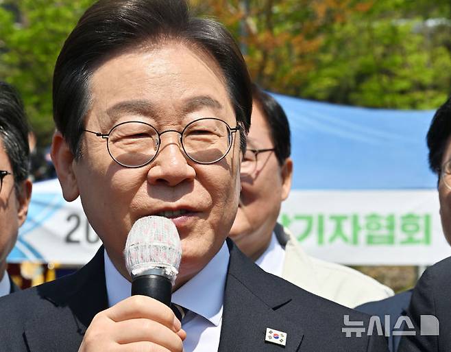 [광주=뉴시스] 이영주 기자 = 이재명 더불어민주당 대선 경선 후보가 26일 오전 광주 광산구 호남대학교 운동장에서 열린 광주전남기자협회 체육대회에 참여해 인사말하고 있다. 2025.04.26. leeyj2578@newsis.com