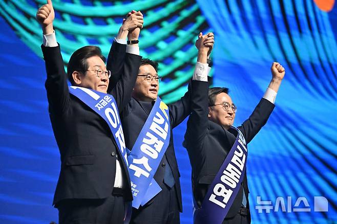 [광주=뉴시스] 이영주 기자 = 26일 오후 광주 서구 김대중컨벤션센터에서 열린 더불어민주당 21대 대통령선거 후보자 선출을 위한 호남권 합동연설회에서 이재명(왼쪽부터), 김경수, 김동연 후보가 지지자들에게 인사를 하고 있다. 2025.04.26. leeyj2578@newsis.com