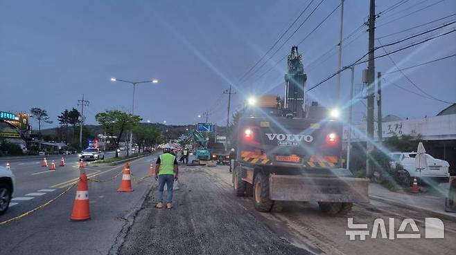 [고양=뉴시스] 26일 매몰사고가 발생한 경기 고양시 사고현장에 대한 긴급 복구작업이 진행되고 있다.(사진=고양시 제공).photo@newsis.com