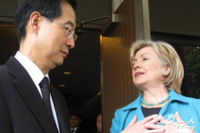 한덕수 당시 주미대사가 노무현 전 대통령 분향소에 방문한 힐러리 클린턴 당시 미국 국무장관과 대화를 나누고 있다.