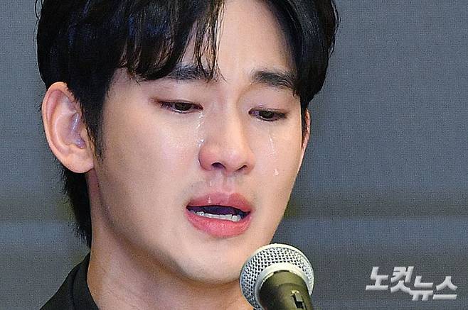 배우 김수현이 지난달 31일 서울 마포구 스탠포드 호텔에서 기자회견을 열고 미성년자였던 고(故) 김새론과 교제했다는 의혹 등에 대해 입장을 밝히고 있다. 류영주 기자