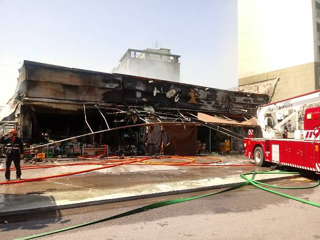 26일 낮 12시 8분쯤 울산 중구 성안동의 한 마트에서 화재가 발생했다. 울산소방본부 제공