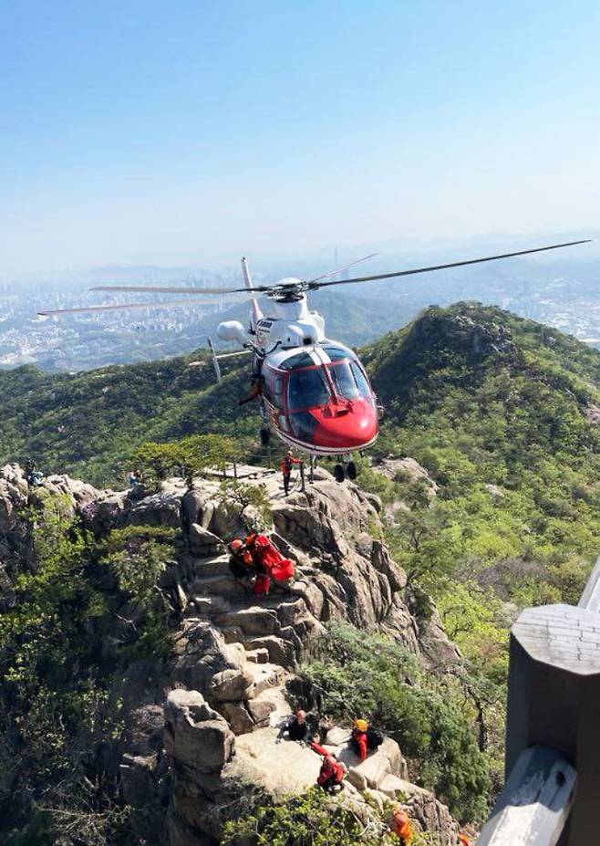 소방 당국이 경기 과천시 중앙동 관악산 정상 부근에서 60대 남성을 구조하고 있다. 사진 경기도소방재난본부