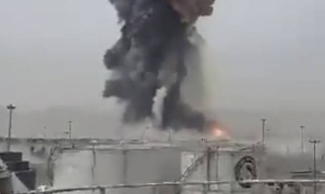 26일(현지시각) 이란 남부 도시 반다르 압바스의 항구에서 대규모 폭발이 발생, 검은색 구름이 피어오르고 있다. 연합뉴스