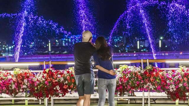 월화거리야시장을 걷다보면 나오는 월화교의 ‘야간 분수쇼’가 특별한 분위기를 더한다. 비짓 강릉 홈페이지