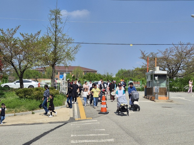 농협안성팜랜드로 향하는 방문객. 유모차를 끌거나 아이 손을 잡은 이들이 많이 보인다.