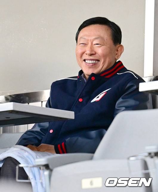 [OSEN=잠실, 김성락 기자] 25일 오후 서울 잠실야구장에서 ‘2025 신한 SOL Bank KBO리그’ 두산 베어스와 롯데 자이언츠의 경기가 열렸다.홈팀 두산은 최원준, 원정팀 롯데는 데이비슨을 선발로 내세웠다. 경기장을 방문한 롯데 신동빈 회장이 미소짓고 있다.  2025.04.25/ ksl0919@osen.co.kr