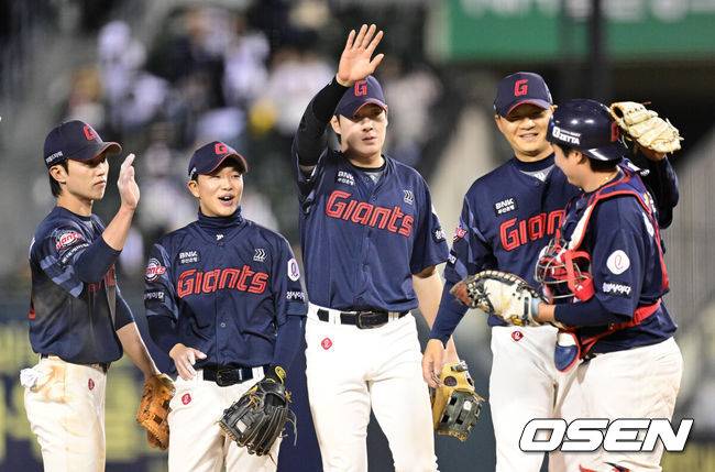 [OSEN=잠실, 김성락 기자] 롯데 자이언츠가 신동빈 회장의 깜짝 응원에 힘입어 두산을 완파하고 다시 연승 가도에 올라섰다.&nbsp;프로야구 롯데 자이언츠는 25일 서울 잠실구장에서 열린 2025 신한 SOL뱅크 KBO리그 두산 베어스와의 시즌 4차전에서 8-2 완승을 거뒀다.&nbsp;승리가 확정된 순간 롯데 선수들이 기쁨을 나누고 있다. 2025.04.25/
