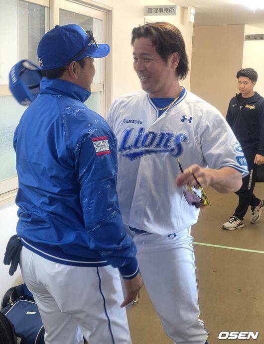 올 2월 오키나와 캠프에서 강민호와 재회한 장면. OSEN DB