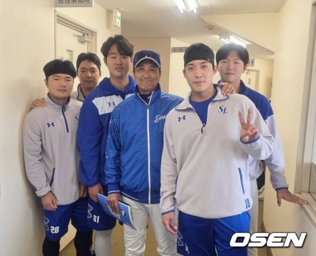 올 2월 오키나와에서 삼성 투수들과 포즈를 취했다. OSEN DB