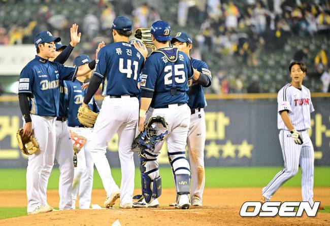 [OSEN=잠실, 민경훈 기자] 24일 오후 서울 잠실야구장에서 2025 신한 SOL Bank KBO리그 LG 트윈스와 NC 다이노스의 경기가 열렸다.이 경기에서 NC는 LG에 3-1로 승리했다. NC 선발투수 라일리는 6이닝 3피안타 2볼넷 7탈삼진 무실점으로 시즌 3승째를 따냈다. 서호철이 4타수 3안타 2타점으로 활약했다.경기를 마치고 NC 선수들이 마운드에 모여서 승리의 기쁨을 나누고 있다. 2025.04.24 / rumi@osen.co.kr