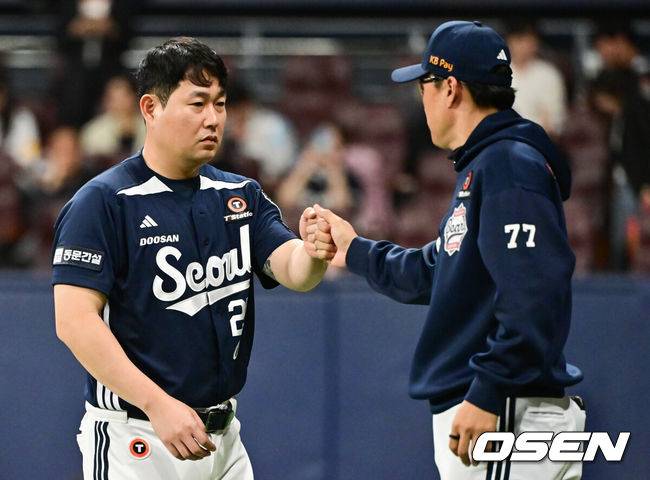 [OSEN=고척, 박준형 기자] 두산 베어스가 23일 서울 고척스카이돔에서 열린 2025 신한 SOL뱅크 KBO리그 키움 히어로즈와의 시즌 4차전에서 8-2로 승리했다.두산은 전날 패배 설욕과 함께 3연패에서 탈출하며 시즌 10승 14패를 기록했다. 반면 연승이 좌절된 키움은 9승 18패가 됐다.&nbsp;경기종료 후 두산 양의지가 이승엽 감독과 하이파이브를 하고 있다. 2025.04.23 / soul1014@osen.co.kr