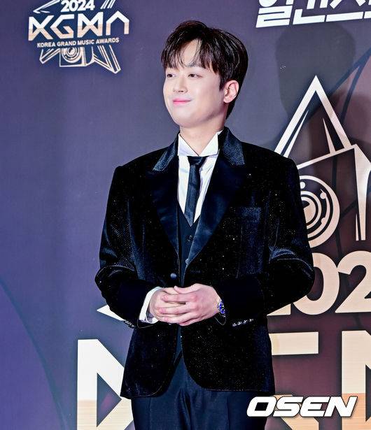 [OSEN=지형준 기자] 17일 오후 인천 중구 운서동 인스파이어 아레나에서 '제1회 코리아 그랜드 뮤직 어워즈(2024 KGMA)'가 열렸다.'2024 KGMA'는 새로운 K팝 축제를 표방하는 시상식으로 배우 남지현과 뉴진스 하니, 에스파 윈터가 MC로 호흡을 맞춘다.가수 이찬원이 포즈를 취하고 있다. 2024.11.17 / jpnews@osen.co.kr