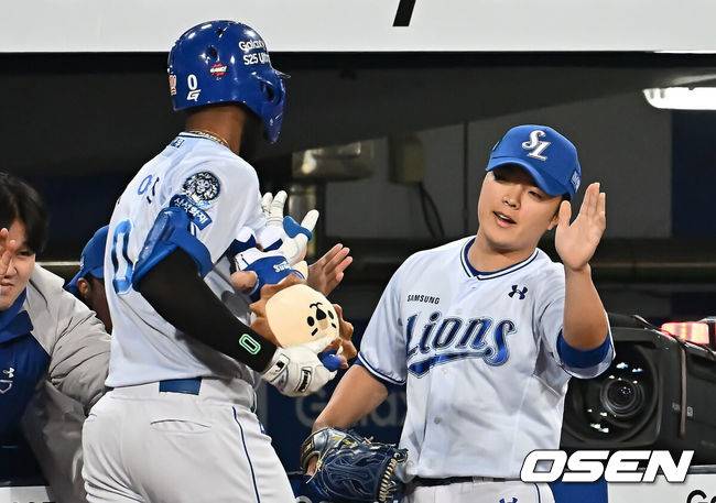 [OSEN=대구, 이석우 기자] 25일 대구삼성라이온즈파크에서 2025 신한 SOL 뱅크 KBO 리그 삼성 라이온즈와 NC 다이노스의 경기가 열렸다. 홈팀 삼성은 김대호가, 방문팀 NC는 목지훈이 선발 출전했다. 삼성 라이온즈 디아즈가 4회말 2사 2루 좌중월 2점 홈런을 치고 하이파이브를 하고 있다. 2025.04.25 / foto0307@osen.co.kr