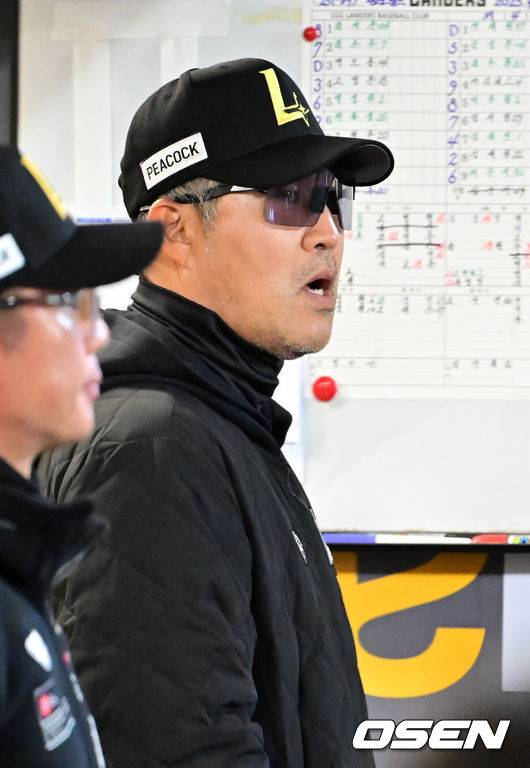 [OSEN=인천, 민경훈 기자] 25일 오후 인천 SSG랜더스필드에서 ‘2025 신한 SOL Bank KBO리그’ SSG 랜더스와 키움 히어로즈의 경기가 열렸다.이날 홈팀 SSG는 박종훈, 원정팀 키움은 김선기를 선발로 내세웠다.SSG 이숭용 감독이 경기를 주시하고 있다. 2025.04.25 / rumi@osen.co.kr