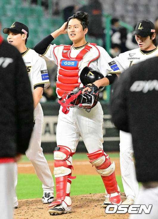 [OSEN=인천, 민경훈 기자] 25일 오후 인천 SSG랜더스필드에서 ‘2025 신한 SOL Bank KBO리그’ SSG 랜더스와 키움 히어로즈의 경기가 열렸다.이 경기에서 SSG는 조형우의 8회말 결승 홈런에 힘입어 키움에 4-3으로 승리했다.경기를 마치고 SSG 조형우가 동료들에게 축하를 받고 있다. 2025.04.25 / rumi@osen.co.kr