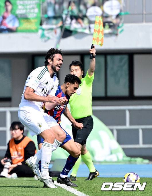 [OSEN=수원, 최규한 기자] 26일 오후 경기도 수원종합운동장에서 ‘하나은행 K리그1 2025’ 수원FC와 전북 현대의 경기가 열렸다.홈팀 수원FC는 1승 4무 4패 승점 7점으로 12위, 방문팀 전북은 4승 3무 2패 승점 15점으로 4위에 자리하고 있다.후반 전북 콤파뇨와 수원 루안이 몸싸움을 벌이고 있다. 2025.04.26 / dreamer@osen.co.kr