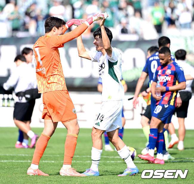 [OSEN=수원, 최규한 기자] 극장골에 극장골이 터졌다. 전북현대가 적지에서 경기 종료 직전 나온 전진우의 득점으로 승점 3점을 챙겼다.전북 현대는&nbsp;26일 오후 2시&nbsp;수원종합운동장에서 열린&nbsp;하나은행 K리그&nbsp;1 2025 10라운드에서 수원FC를 2-1로 제압했다.경기를 마치고 결승골을 작렬시킨 전북 전진우와 골키퍼 송범근이 기뻐하고 있다. 2025.04.26 / dreamer@osen.co.kr