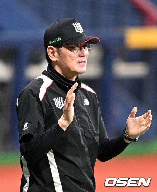 [OSEN=이대선 기자] KT 이강철 감독이 선수들에게 박수를 보내고 있다. 2025.04.19 /sunday@osen.co.kr