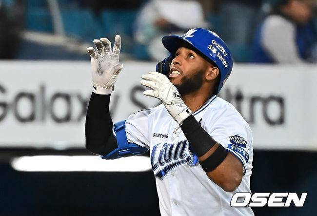 [OSEN=대구, 이석우 기자] 25일 대구삼성라이온즈파크에서 2025 신한 SOL 뱅크 KBO 리그 삼성 라이온즈와 NC 다이노스의 경기가 열렸다. 홈팀 삼성은 김대호가, 방문팀 NC는 목지훈이 선발 출전했다. 삼성 라이온즈 디아즈가 8회말 1사 1,2루 우월 3점 홈런을 치고 세리머니를 하고 있다. 2025.04.25 / foto0307@osen.co.kr