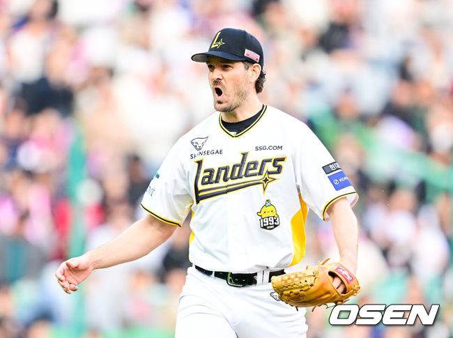 [OSEN=인천, 김성락 기자] 26일 인천 미추홀구 SSG랜더스필드에서 '2025 신한 SOL Bank KBO리그' SSG 랜더스와 키움 히어로즈의 경기가 열렸다. 홈팀 SSG는 앤더슨, 키움은 로젠버그를 선발로 내세웠다. 6회초 종료 후 SSG 앤더슨이 더그아웃으로 이동하고 있다.  2025.04.26 / ksl0919@osen.co.kr