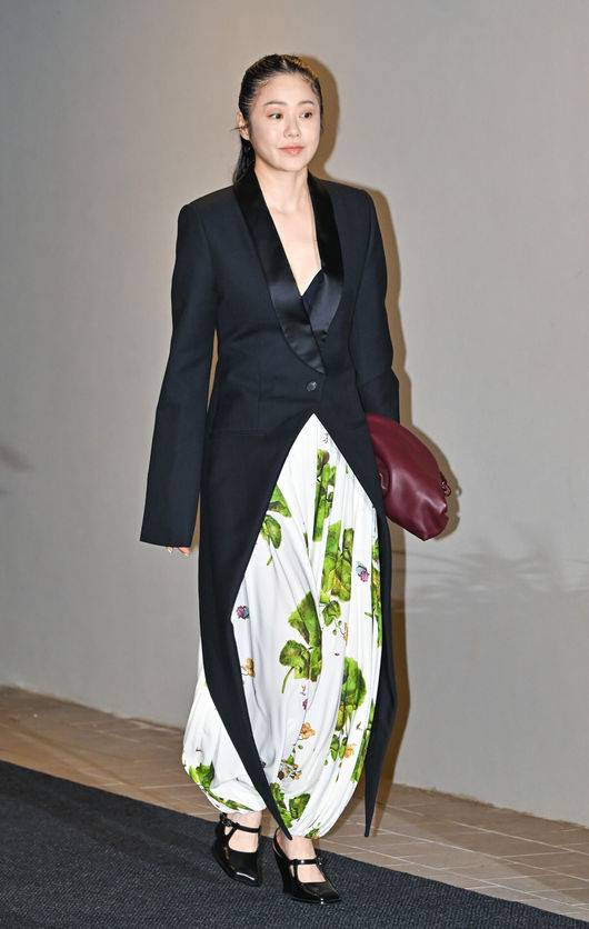 [OSEN=박준형 기자] 25일 오후 서울 강남구 까사 로에베 서울에서 매장 오픈 기념 포토콜 행사가 진행됐다.이날 행사에는 에스파 지젤과 배우 장기용, 배우 이주빈, 영화감독 니키리, 배우 유태오, 배우 임지연, 세븐틴 에스쿱스, 배우 이종석, 배우 고현정, 배우 테일러 러셀, 배우 그레타 리가 참석해 자리를 빛냈다.배우 고현정이 입장하고 있다. 2024.07.25 / soul1014@osen.co.kr