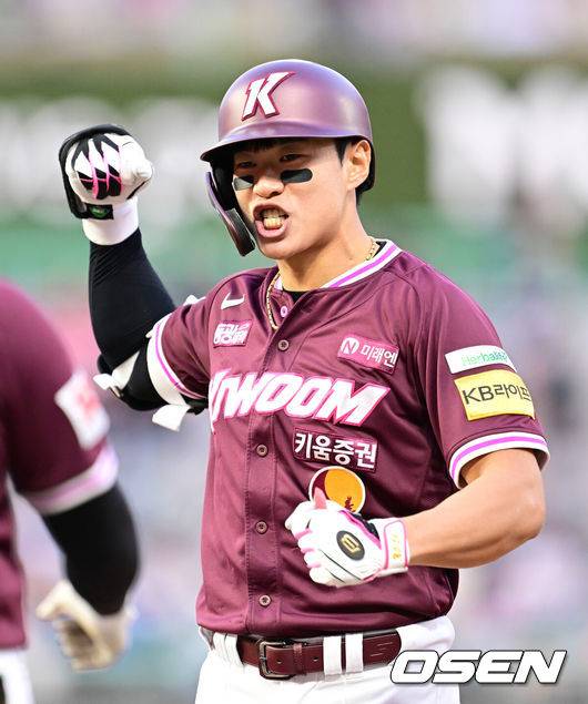 [OSEN=인천, 김성락 기자] 26일 인천 미추홀구 SSG랜더스필드에서 '2025 신한 SOL Bank KBO리그' SSG 랜더스와 키움 히어로즈의 경기가 열렸다. 홈팀 SSG는 앤더슨, 키움은 로젠버그를 선발로 내세웠다. 8회초 2사 2루 키움 송성문이 동점 1타점 적시타를 날린 뒤 기뻐하고 있다.  2025.04.26 / ksl0919@osen.co.kr