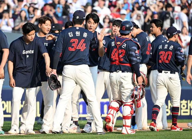 [OSEN=잠실, 이대선 기자] 프로야구 롯데 자이언츠가 두산 베어스를 꺾고 3연승을 달렸다. 단독 2위가 됐다.  롯데는 26일 서울 잠실구장에서 열린 2025 KBO리그 두산과 경기에서 7-4로 승리했다.경기 종료 후 롯데 선수들이 승리의 기쁨을 나누고 있다. 2025.04.26 /sunday@osen.co.kr