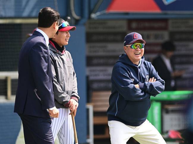 [OSEN=잠실, 김성락 기자] 22일 서울 잠실야구장에서 2025 신한 SOL Bank KBO리그 LG 트윈스와 롯데 자이언츠의 개막전이 열렸다.홈팀인 LG 트윈스는 새 외인 치리노스를 선발로, 원정팀 롯데 자이언츠는 반즈를 선발로 내세웠다.개막전 시작에 앞서 롯데 김태형 감독, 엘지 염경엽 감독이 이야기를 나누고 있다. 2025.03.22 / ksl0919@osen.co.kr