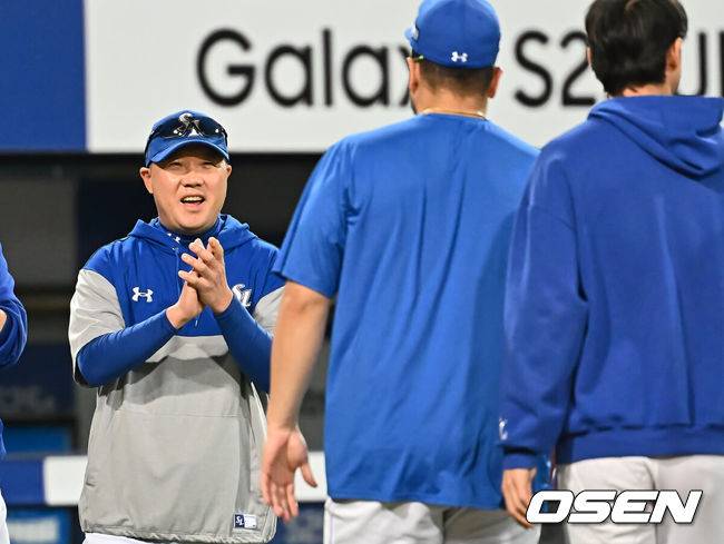 [OSEN=대구, 이석우 기자] 26일 대구삼성라이온즈파크에서 2025 신한 SOL 뱅크 KBO 리그 삼성 라이온즈와 NC 다이노스의 경기가 열렸다. 홈팀 삼성은 후라도가, 방문팀 NC는 이용찬이 선발 출전했다. 삼성 라이온즈 박진만 감독이 NC 다이노스에 9-1로 승리한 후 후라도를 향해 활짝 웃으며 박수를 보내고 있다. 2025.04.26 / foto0307@osen.co.kr