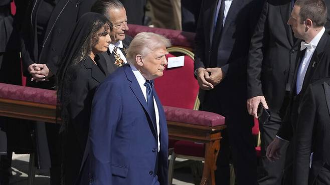 성 베드로 광장에 도착한 도널드 트럼프 미국 대통령 부부