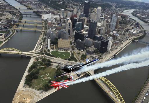 2010년 9월 미국 펜실베이니아주 피츠버그 상공에서 롭 홀랜드 등 조종사 2명이 현란한 곡예비행을 선보이고 있다. 위의 검정색 비행기 조종사가&nbsp;바로 홀랜드였다. 그는&nbsp;지난 24일 자신이&nbsp;몰던 전용 1인승 비행기가&nbsp;추락하며&nbsp;숨졌다. AP연합뉴스