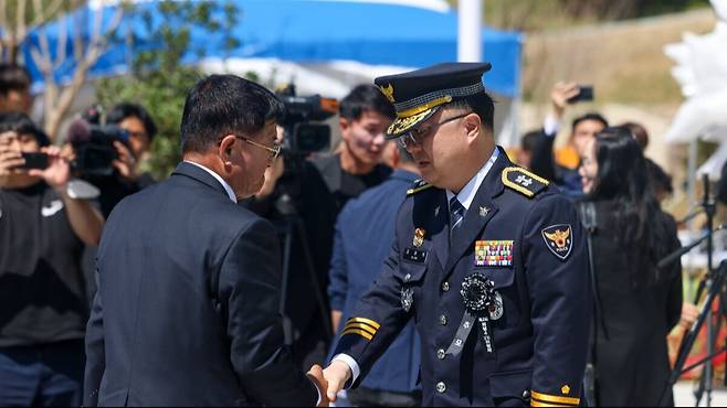 26일 경남 의령군 궁류면 4‧26 추모공원에서 열린 두 번째 우 순경 사건 희생자 위령제에서 김성희 경남경찰청장(오른쪽)이 유영환 유가족 대표를 만나 위로하며 악수하고 있다. 경남경찰청 제공