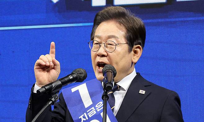 이재명 더불어민주당 대선 경선 후보가 26일 오후 광주 서구 김대중컨벤션센터에서 열린 호남권 합동연설회에서 연설을 하고 있다. 뉴스1