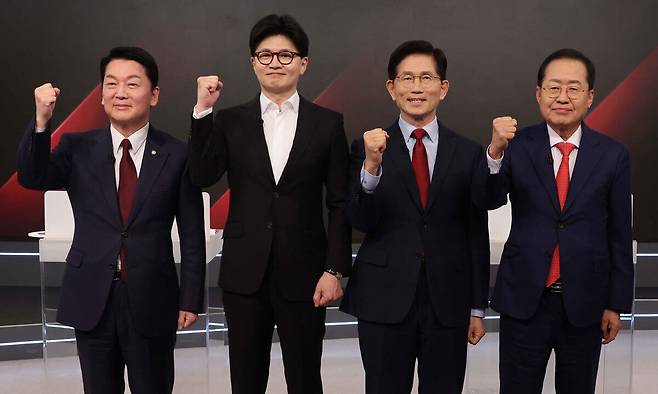 26일 서울 중구 매경미디어센터에서 열린 국민의힘 대통령 선거 제2차 경선 후보자 토론회에서 후보들이 토론에 앞서 기념 촬영을 하고 있다. 왼쪽부터 안철수, 한동훈, 김문수, 홍준표 후보. 뉴스1