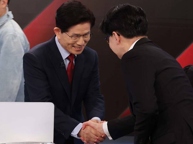 26일 서울 중구 매경미디어센터에서 열린 국민의힘 대통령 선거 제2차 경선 후보자 토론회에서 김문수, 한동훈경선 후보가 악수하고 있다. 연합뉴스
