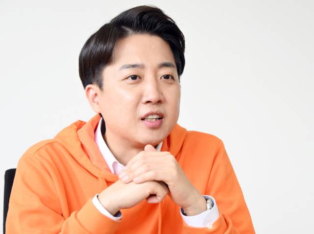 이준석 개혁신당 대선 예비후보가 24일 서울 종로구에 위치한 서울경제신문에서 인터뷰하고 있다. 오승현 기자