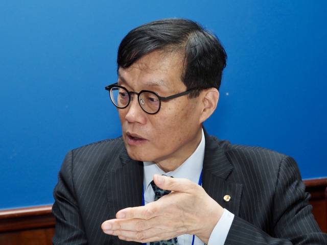 이창용 한국은행 총재가 25일(현지 시간) 워싱턴DC 인근 식당에서 간담회를 하고 있다. 워싱턴특파원단.