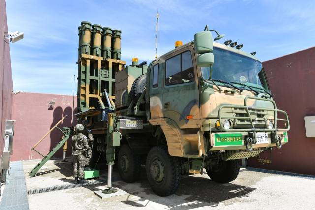 공군미사일방어사령부 2미사일방어여단 8979부대 장병들이 지난 23일 중거리지대공미사일 천궁 전개 훈련을 하고 있다. 사진 제공=공군