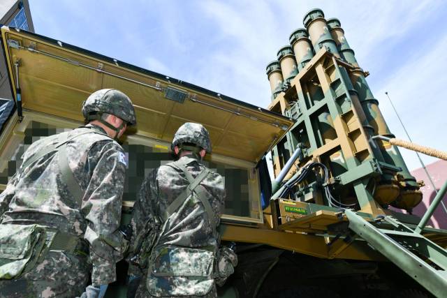 공군미사일방어사령부 2미사일방어여단 8979부대 장병들이 지난 23일 중거리지대공미사일 천궁 전개 훈련을 하고 있다. 사진 제공=공군